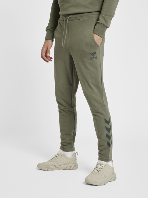 hmlISAM TAPERED PANTS, 6012, model