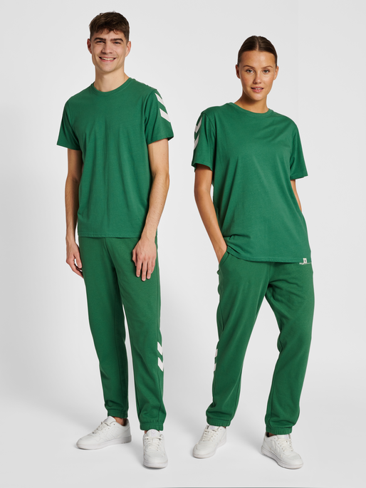 hmlLEGACY CHEVRON T-SHIRT, FOLIAGE GREEN, model