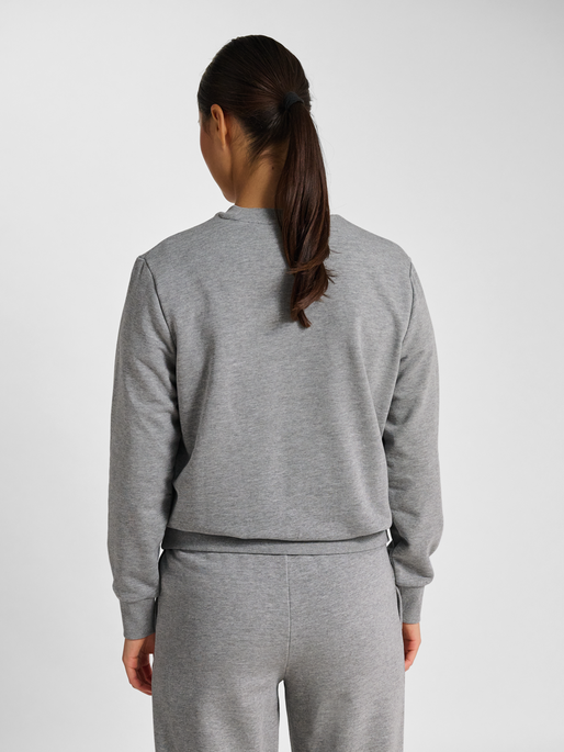 hmlPULSE W SWEAT CREWNECK, GREY MELANGE, model