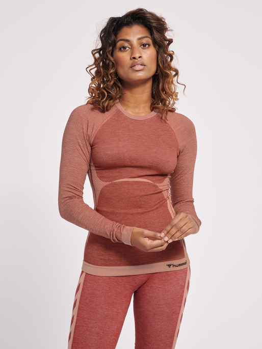 hmlCLEA SEAMLESS TIGHT T-SHIRT L/S, WITHERED ROSE/ROSE TAN MELANGE, model