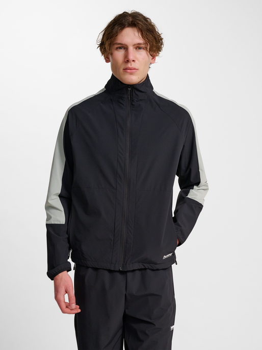 hmlPULSE JACKET, BLACK, model