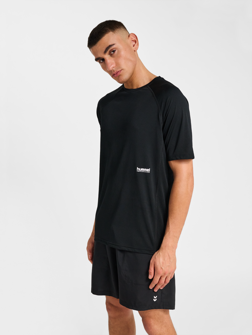 hmlPULSE WORKOUT T-SHIRT S/S, BLACK, model