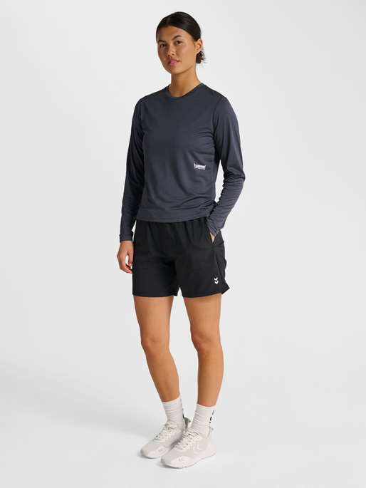 hmlPULSE WORKOUT W T-SHIRT L/S, EBONY, model
