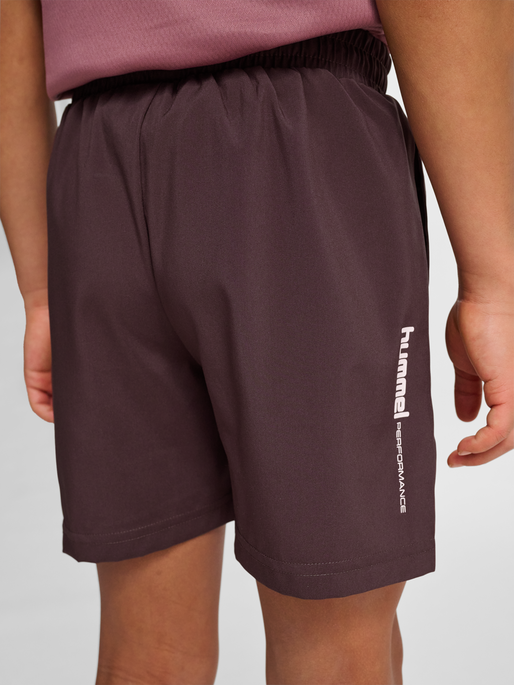 hmlJR PULSE WORKOUT SHORTS, FUDGE, model