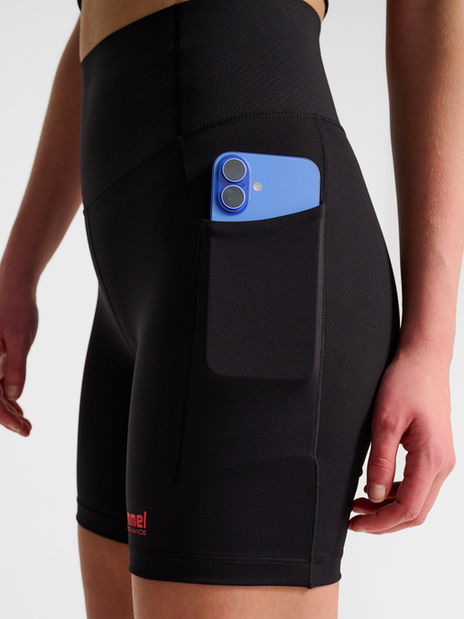 hmlHIIT INTENSITY HW SHORT TIGHTS, BLACK, model