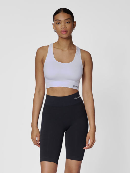 hmlTIF SEAMLESS SPORTS TOP, WHITE, model