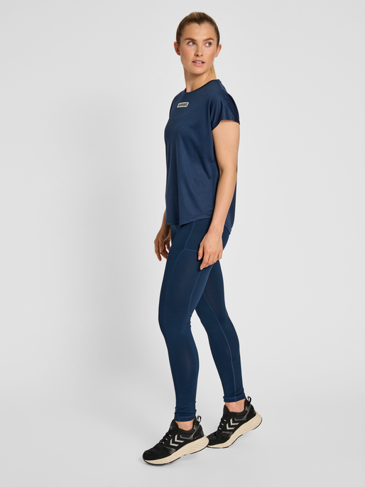 hmlTE TOLA LOOSE T-SHIRT, INSIGNIA BLUE, model