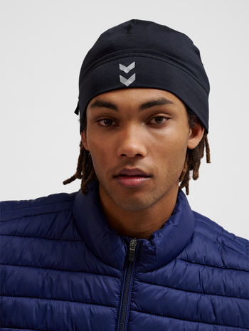 hmlPERFORMANCE BEANIE, BLACK, model