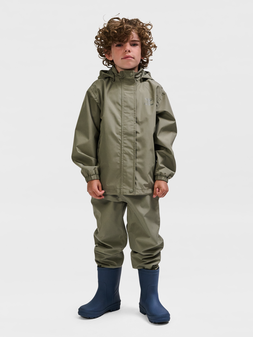 hmlNESSIE RAINSUIT, VETIVER, model