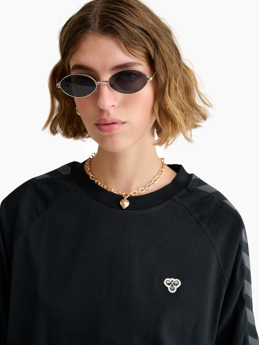 hmlARCHIVE LOOSE T-SHIRT S/S, BLACK, model