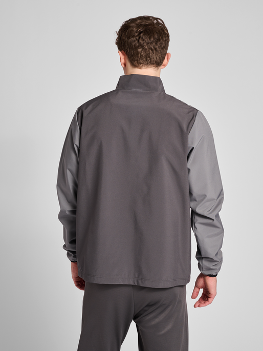 hmlPRO GRID TRAINING JACKET, FORGED IRON/QUIET SHADE, model