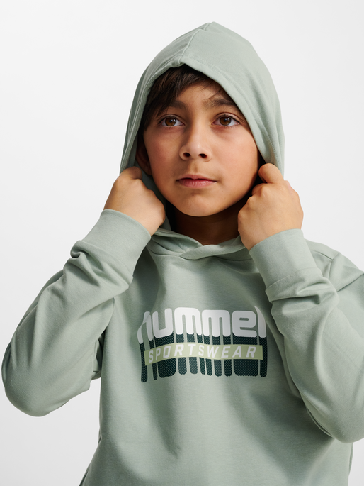 hmlTUKAS HOODIE, ICEBERG GREEN, model