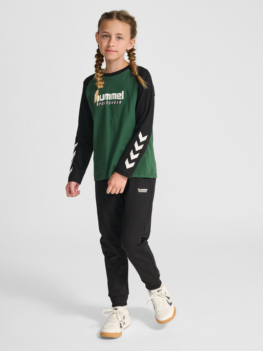 hmlJR LOGO T-SHIRT L/S, DARK GREEN, model