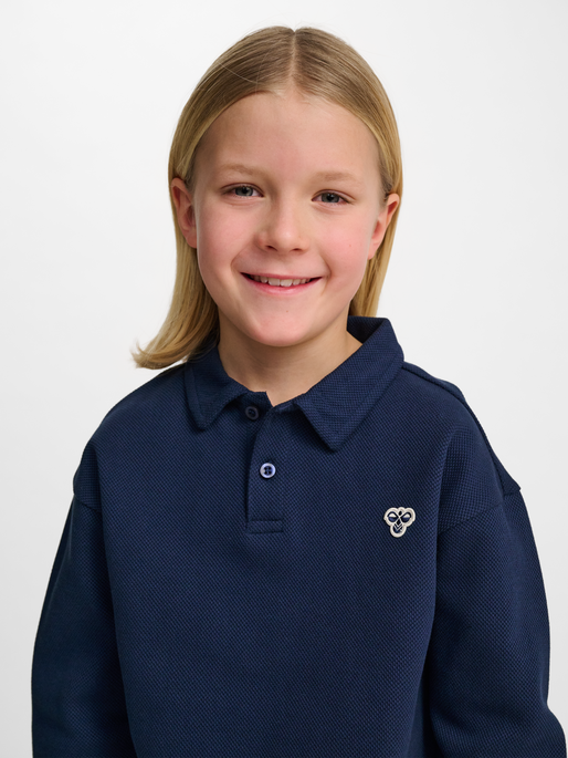 hmlJR LOOSE PIQUE POLO SWEATSHIRT, DRESS BLUES, model