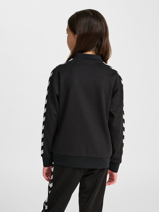 hmlJR ARCHIVE REG POLY ZIP JACKET, BLACK, model