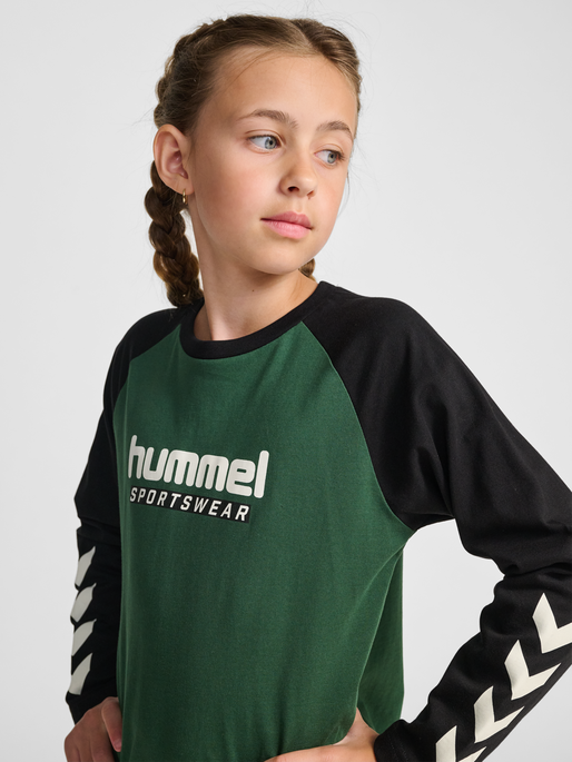 hmlJR LOGO T-SHIRT L/S, DARK GREEN, model