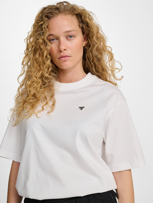 hmlLOOSE T-SHIRT BEE S/S, WHITE, model