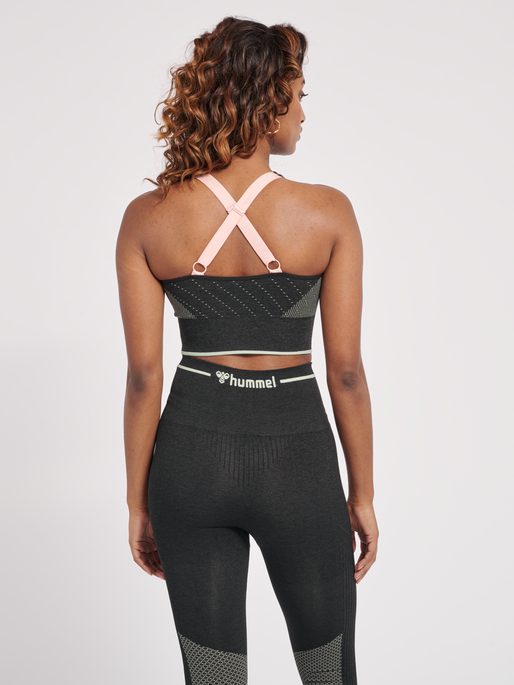 hmlMT HANA SEAMLESS SPORTS TOP, BLACK MELANGE, model
