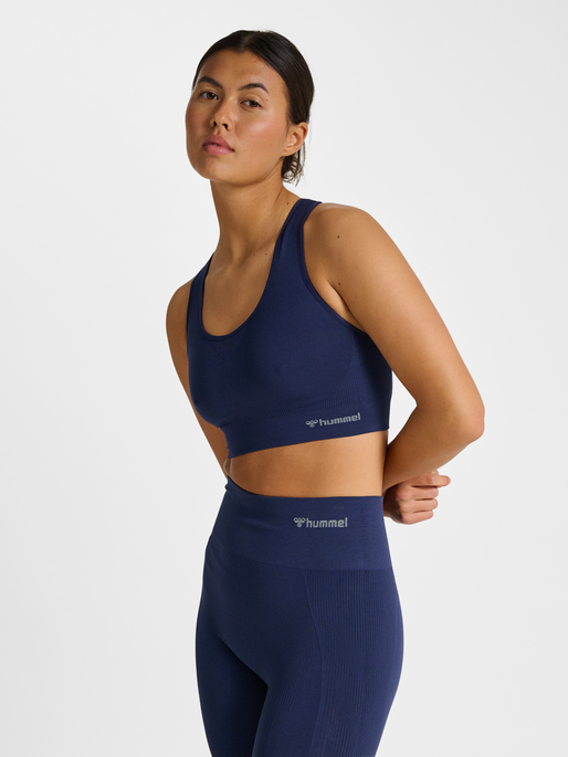 hmlTIF SEAMLESS SPORTS TOP, BLACK IRIS, model