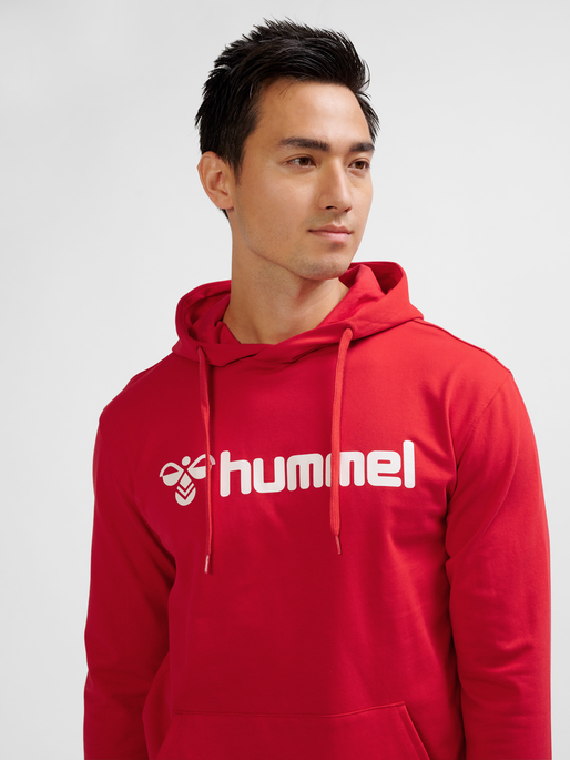 hmlGO 2.0 LOGO HOODIE, TRUE RED, model