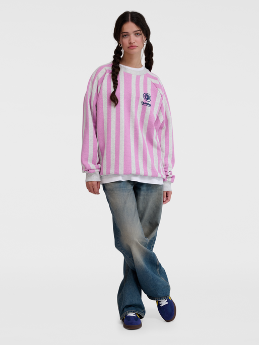 hmlLOOSE CREWNECK SOCCER LOVE, TOFU MELANGE/VIOLET, model