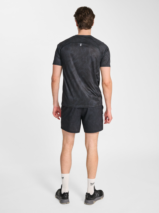 hmlPULSE AOP WORKOUT SHORTS SET, BLACK/EBONY, model