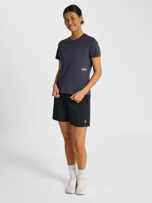 hmlPULSE WORKOUT W T-SHIRT S/S, EBONY, model