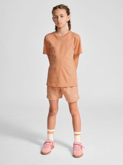 hmlJR PULSE T-SHIRT S/S, PEACH BLOOM, model