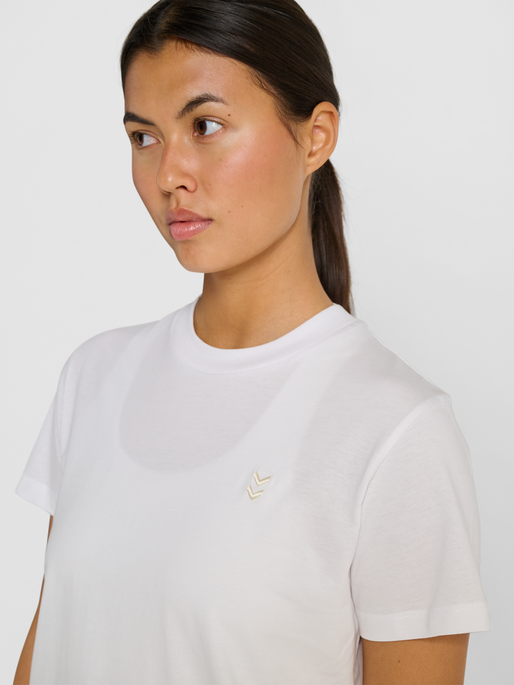 hmlPULSE W T-SHIRT, WHITE, model