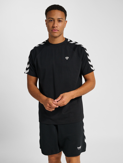 hmlARCHIVE LOOSE T-SHIRT S/S, BLACK, model