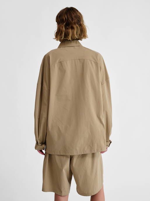 hmlSORONA LOOSE OVERSHIRT, CORNSTALK, model