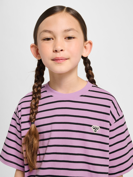 hmlJR LOOSE STRIPED T-SHIRT S/S BEE, SMOKY GRAPE, model