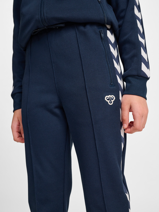 hmlJR ARCHIVE REGULAR POLY PANTS, DRESS BLUES, model