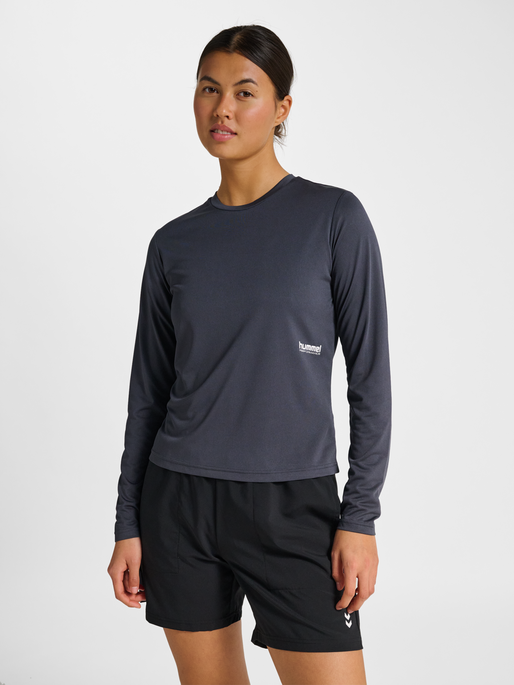 hmlPULSE WORKOUT W T-SHIRT L/S, EBONY, model