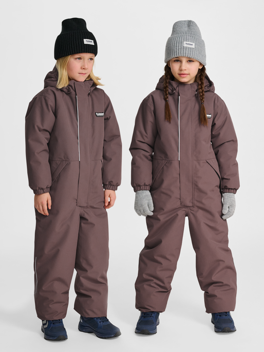hmlJR SNOWSUIT WP 10K, PEPPERCORN, model