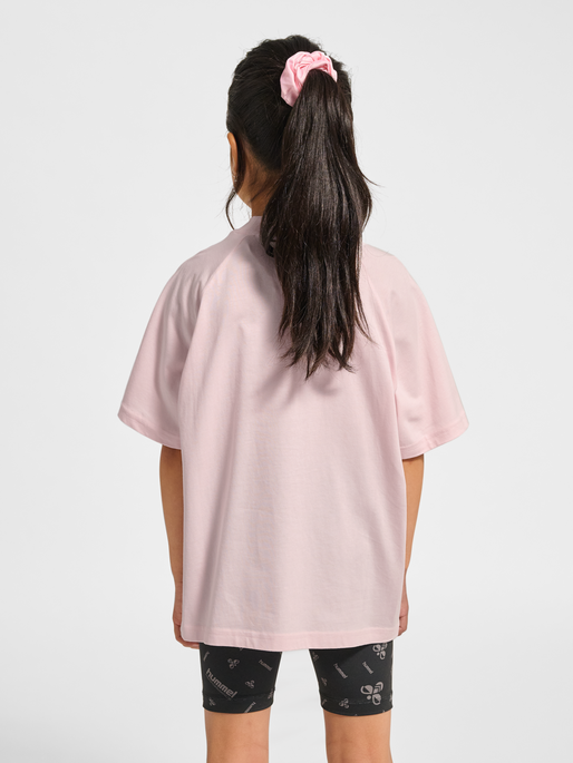 hmlJR DANCE T-SHIRT S/S, BARELY PINK, model