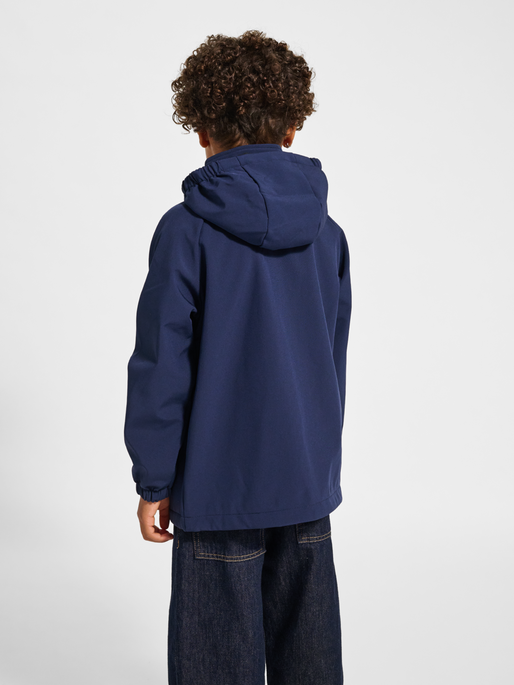 hmlJR LOOSE SOFTSHELL JACKET, BLACK IRIS, model