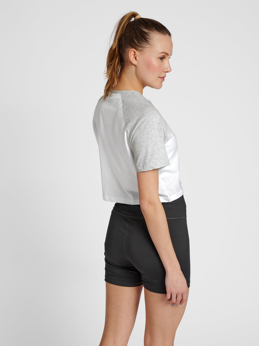 hmlLGC NAYA CROPPED T-SHIRT, LIGHT GREY MELANGE, model