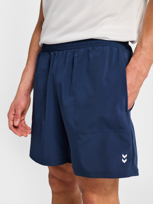 hmlPULSE WORKOUT SHORTS, DRESS BLUES, model