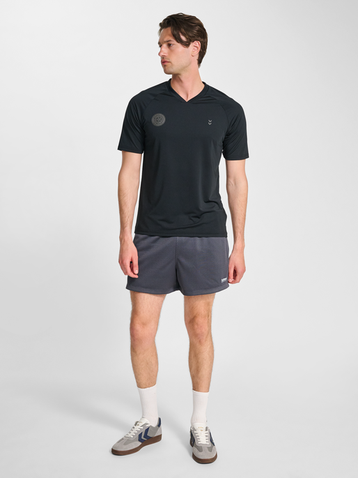 hmlPULSE MESH T-SHIRT S/S, BLACK/EBONY, model