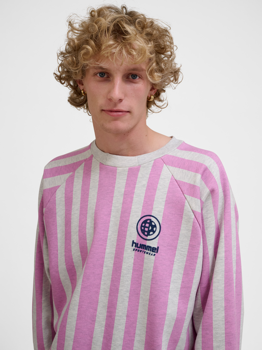 hmlLOOSE CREWNECK SOCCER LOVE, TOFU MELANGE/VIOLET, model