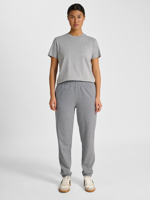 hmlPULSE W SWEAT PANTS, GREY MELANGE, model