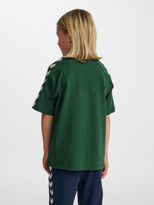 hmlJR ARCHIVE LOOSE T-SHIRT S/S, DARK GREEN, model