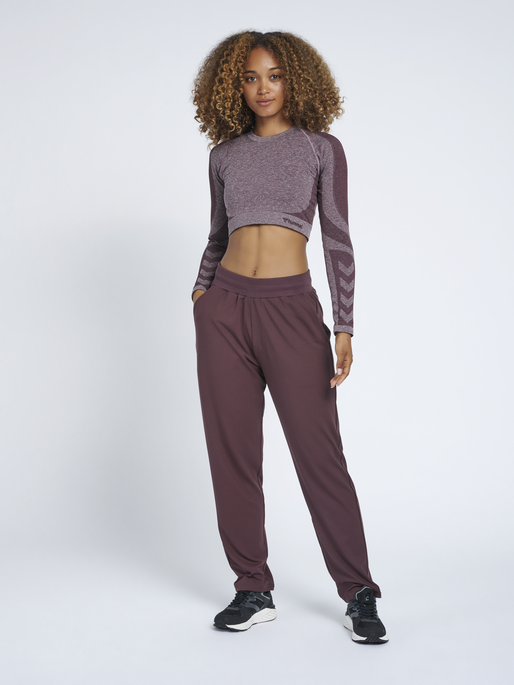 hmlLUISE LOOSE PANTS, FUDGE, model