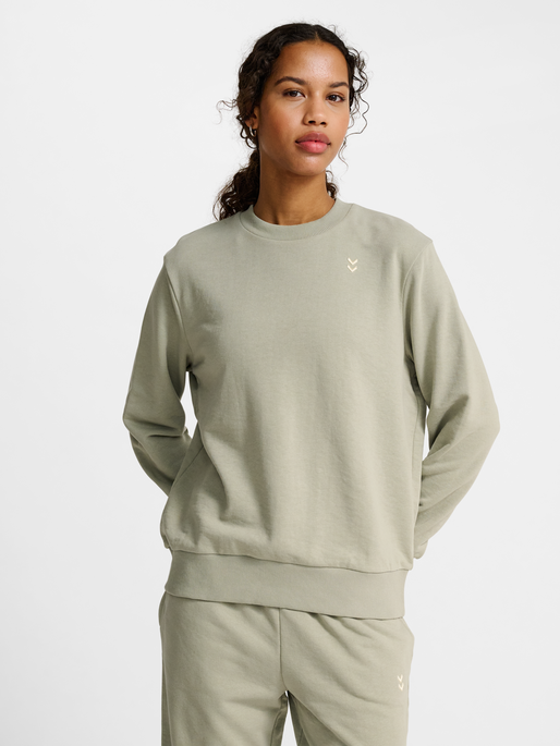 hmlPULSE W SWEAT CREWNECK, SEAGRASS, model