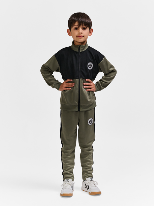 hmlODIN PANTS, DUSTY OLIVE, model