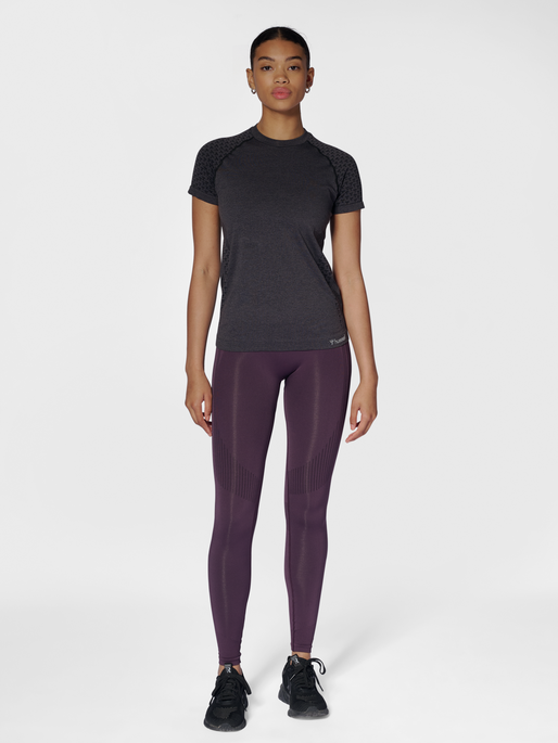 hmlCI SEAMLESS T-SHIRT, BLACK MELANGE, model