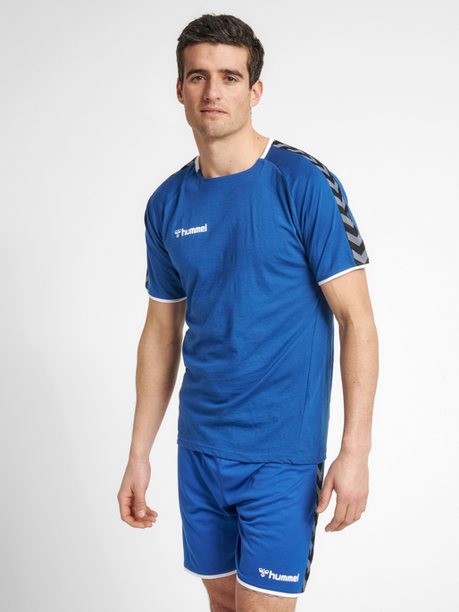 hmlAUTHENTIC TRAINING TEE, TRUE BLUE, model