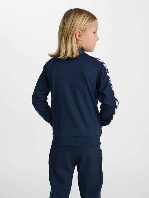 hmlJR ARCHIVE REG POLY ZIP JACKET, DRESS BLUES, model