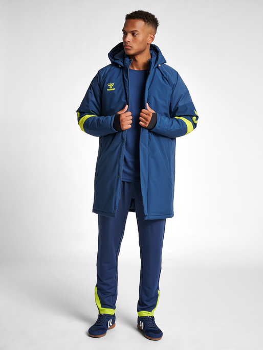 hmlLEAD BENCH JACKET, DARK DENIM, model